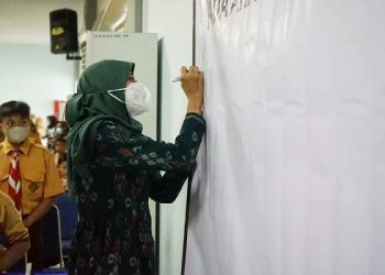 Bunda Fey menandatangani deklarasi pencegahan kekerasan anak di satuan pendidikan. Foto: Ist