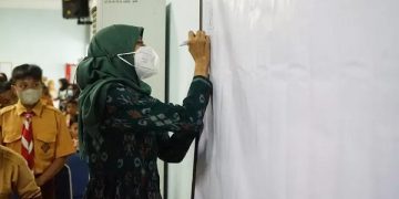 Bunda Fey menandatangani deklarasi pencegahan kekerasan anak di satuan pendidikan. Foto: Ist