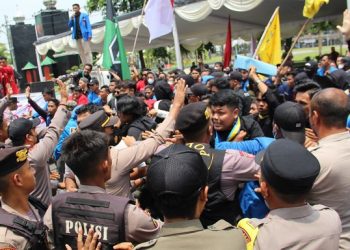 Pertanyakan Kinerja Bupati Jombang, Unjuk Rasa Mahasiswa Ricuh