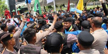 Unjuk rasa aktivis GMNI, HMI, PMII di Jombang. Foto:Bacaini/Syailendra