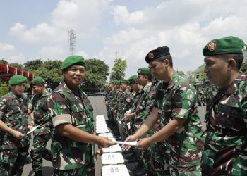 Mengharukan, Prajurit Kodam V/Brawijaya Terima Bingkisan Lebaran