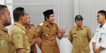 Mas Syah dalam kunjungan di Gudang Bulog Karangsoko. Foto: Ist