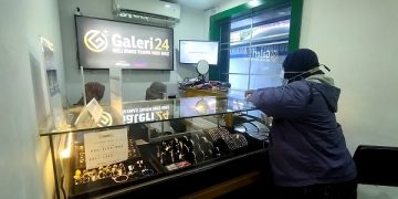 Salah satu nasabah yang menebus perhiasan di Kantor Pegadaian Kediri. Foto: Bacaini