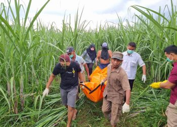 Jasad korban pembunuhan dibawa ke RS Bhayangkara. Foto:Bacaini/AK. Jatmiko
