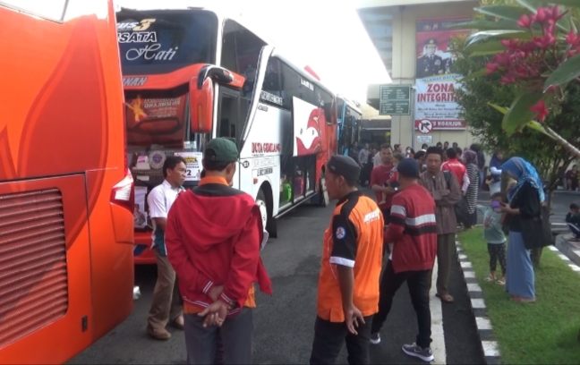 Polres Nganjuk Berangkatkan 3 Bus Balik Mudik Gratis
