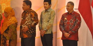 Mas Syah (tengah) saat hadir dalam Forum Koordinasi Pelayanan Publik di Gedung Negara Grahadi, Surabaya. Foto: Ist