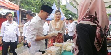Bupati Arifin bersama istri di lokasi Mening Deh. Foto: Ist