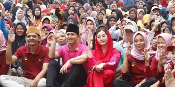 Novita Hardini mendampingi Bupati Arifin menyapa KPM PKH di Kecamatan Munjungan. Foto: Ist