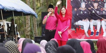 Bupati Arifin dan istri Novita Hardini saat menghadiri Gebyar PKH di Pantai Blado. Foto: Ist