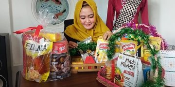 Dinar menunjukkan isi parsel dan hampers buatannya. Foto: Bacaini