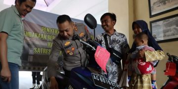 Kapolres Kediri Kota mengecek sepeda motor sebelum dikembalikan kepada pemiliknya. Foto: Ist