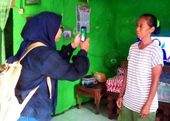 Tim surveyor melakukan validasi data salah satu calon penerima banmod. Foto: Ist