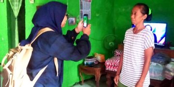 Tim surveyor melakukan validasi data salah satu calon penerima banmod. Foto: Ist