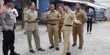 Bupati Arifin saat meninjau Pasar Durenan Trenggalek. Foto: Ist