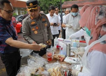 Fauzan Adima bersama AKBP Teddy saat sidak pedagang takjil. Foto: Ist
