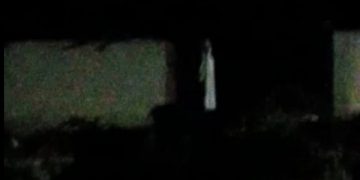 Prank sosok pocong di TPU Samaan, Kota Malang. Foto: tangkapan layar video viral