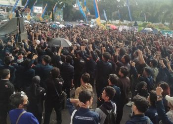 Tolak Perpu Cipta Kerja, Mahasiswa Penuhi Alun-alun Tugu