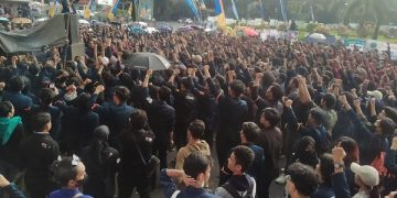 Aksi ribuan mahasiswa di Alun-alun Tugu Kota Malang. Foto: Bacaini/A.Ulul