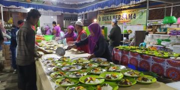 Ratusan porsi menu buka puasa gratis di Masjid An-Nuur Kota Batu. Foto: Bacaini/A.Ulul
