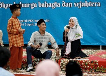 Bunda Fey bersama penyandang disabilitas pada kegiatan Pondok Ramadhan PKK Kota Kediri. Foto: Ist