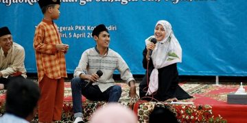 Bunda Fey bersama penyandang disabilitas pada kegiatan Pondok Ramadhan PKK Kota Kediri. Foto: Ist