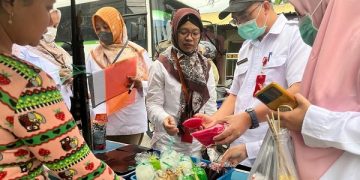 Pengawasan makanan takjil oleh Loka POM di Kabupaten Kediri. Foto: Bacaini/Wahyu