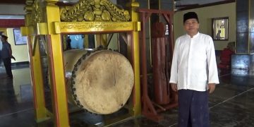 Bedug peninggalan Kanjeng Jimat di Masjid Al-Mubarok. Foto: Bacaini/Asep Bahar
