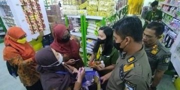 Petugas gabungan saat sidak di salah satu minimarket di Kabupaten Kediri. Foto: Bacaini