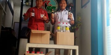 Polisi menunjukkan barang bukti miras yang berhasil diamankan. Foto: Bacaini/AK.Jatmiko