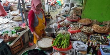 Eva Ratna penjual kolang-kaling dan bahan takjil di Pasar Basah Trenggalek. Foto: Bacaini/Aby