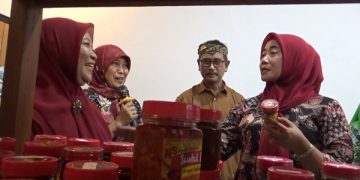Yuni Marhaen usai meresmikan pusat oleh-oleh khas Nganjuk. Foto: Bacaini/Asep Bahar