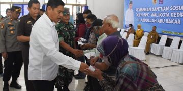 Wali Kota Kediri menyerahkan Bansos Santunan Kematian kepada salah satu warga ahli waris. Foto: Ist