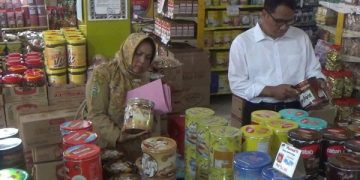 Sidak makanan dan minuman tim gabungan di Trenggalek. Foto: Bacaini/Aby
