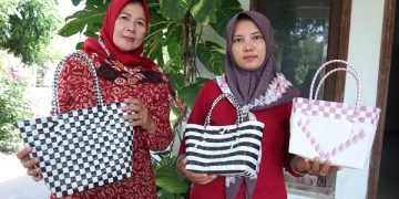 Dwi Ratna Safitri menunjukkan tas anyaman plastik buatannya. Foto: Bacaini/Novira