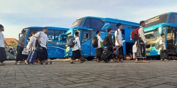 Santri Ponpes Tebuireng Jombang menuju bus yang akan mengantar pulang kampung. Foto: Bacaini/Syailendra