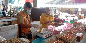Tim pengawasan UTTP Disperdagin di salah satu pasar sasaran. Foto: Ist
