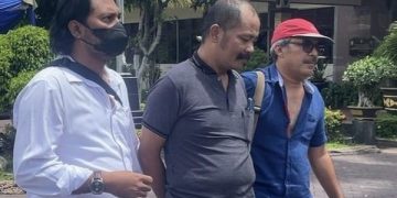 Rosidi (tengah) digelandang polisi ke Mapolres Malang. Foto: Polres Malang