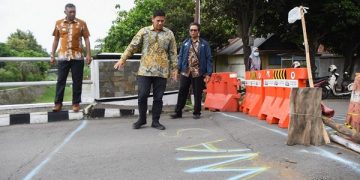 Wali Kota Kediri, Abdullah Abu Bakar saat meninjau perbaikan jembatan. Foto: Ist