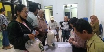 Penyaluran bantuan pangan program pemerintah pusat di Kantor Kelurahan Banjaran Kota Kediri. Foto: Bacaini