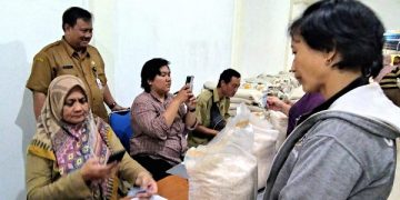 Kepala Dinsos Kota Kediri, Paulus Luhur Budi meninjau penyaluran CBP Kelurahan Banjaran. Foto: Ist