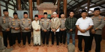 Rombongan Wakapolda Jatim saat ziarah makam Setono Gedong. Foto: Bacaini