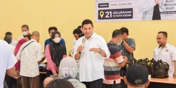 Wali Kota Kediri saat meninjau OPM Ramadan di Kelurahan Setono Pande. Foto: Ist