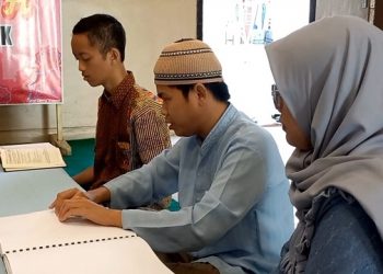 Murid SLB di Trenggalek Belajar Baca Al Quran Braille