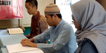 Murid tuna netra SLB Kemala Bhayangkari 1 Trenggalek belajar membaca Al Quran braille. Foto: Bacaini/Aby