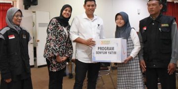 Wali Kota Kediri bersama Bunda Fey serahkan bantuan dari FOZDA untuk anak yatim. Foto: Ist