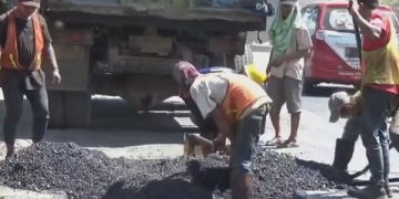 Perbaikan aspal di jalur nasional Jombang. Foto: Bacaini/Syailendra