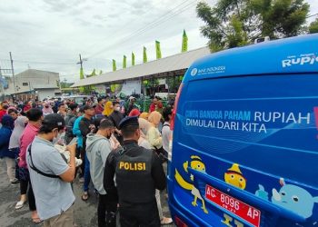 Tradisi Angpau Lebaran, Masyarakat Antre Uang Baru