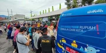 Antrean penukaran uang baru di Pasar Setono Betek Kota Kediri. Foto: Bacaini/AK.Jatmiko