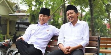 Mas Ipin bersama Mas Syah menikmati suasana baru di kawasan Panggul. Foto: Ist