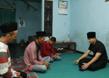Mas Ipin di rumah duka keluarga Mukono. Foto: Ist